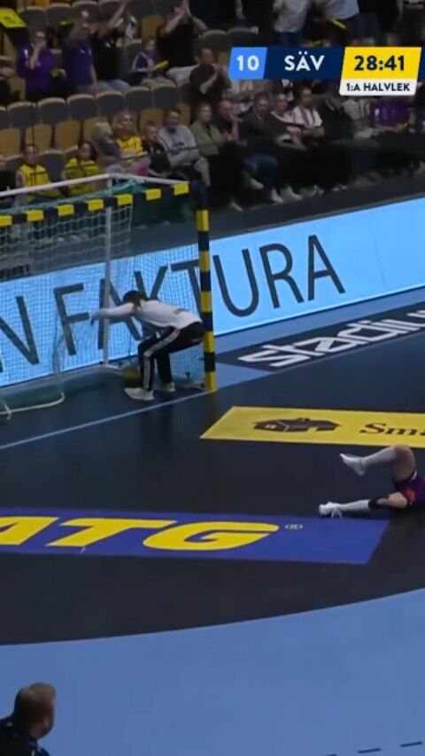 Conexión perfecta por la espalda para coger despistada a la defensa. ¡GOLAZO!

🎥@handbollsligan.live

#BalonmanoActual #HandballWorld #handballpassion #instasport #ehf #beachhandball #training #handball #handballplayer #handballteam #handballworld #ehfcl #babyball #handballtime #handboll #hndbl  #active #handballer #handball #handballvideo #sports #handballtime #handballlife #pallamano #handballpic #gameday #handbol  #balonmano #ihf #andebol #andebolfeminino