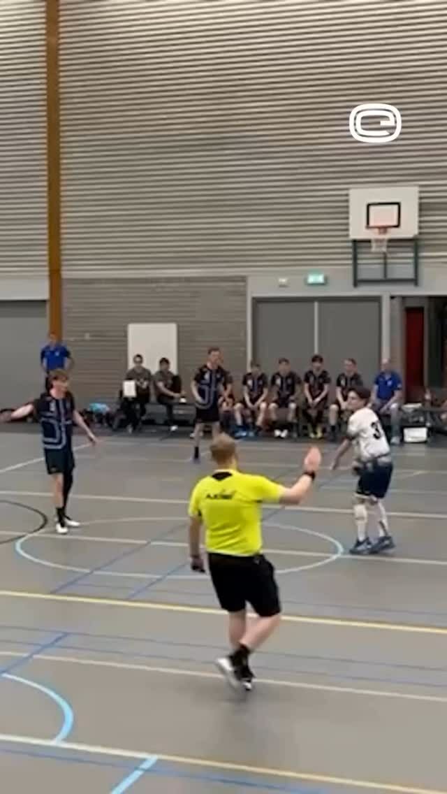 Sencillo. Balón directo a la escuadra. ¡BOOOM! 🚀🚀

🎥@eyeconshandbal 

#BalonmanoActual #HandballWorld #handballpassion #instasport #ehf #beachhandball #training #handball #handballplayer #handballteam #handballworld #ehfcl #babyball #handballtime #handboll #hndbl  #active #handballer #handball #handballvideo #sports #handballtime #handballlife #pallamano #handballpic #gameday #handbol  #balonmano #ihf #andebol #andebolfeminino