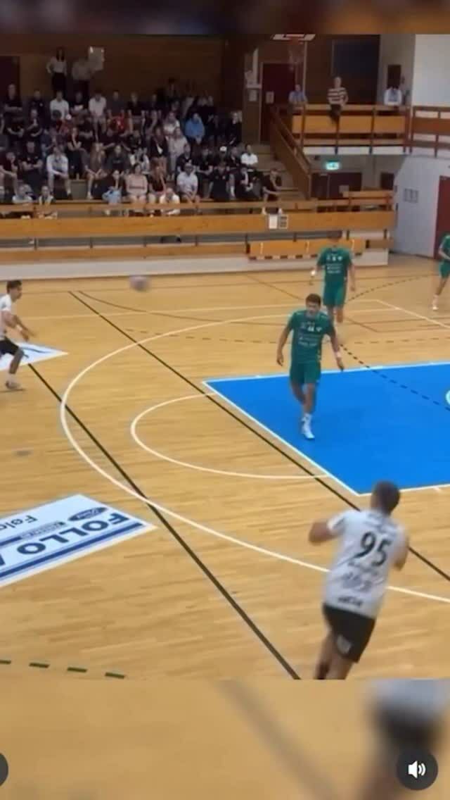 Coger el rechace y marcar con un 360°. ¡IMPRESIONANTE!

🎥@follohk 

#BalonmanoActual #HandballWorld #handballpassion #instasport #ehf #beachhandball #training #handball #handballplayer #handballteam #handballworld #ehfcl #babyball #handballtime #handboll #hndbl  #active #handballer #handball #handballvideo #sports #handballtime #handballlife #pallamano #handballpic #gameday #handbol  #balonmano #ihf #andebol #andebolfeminino