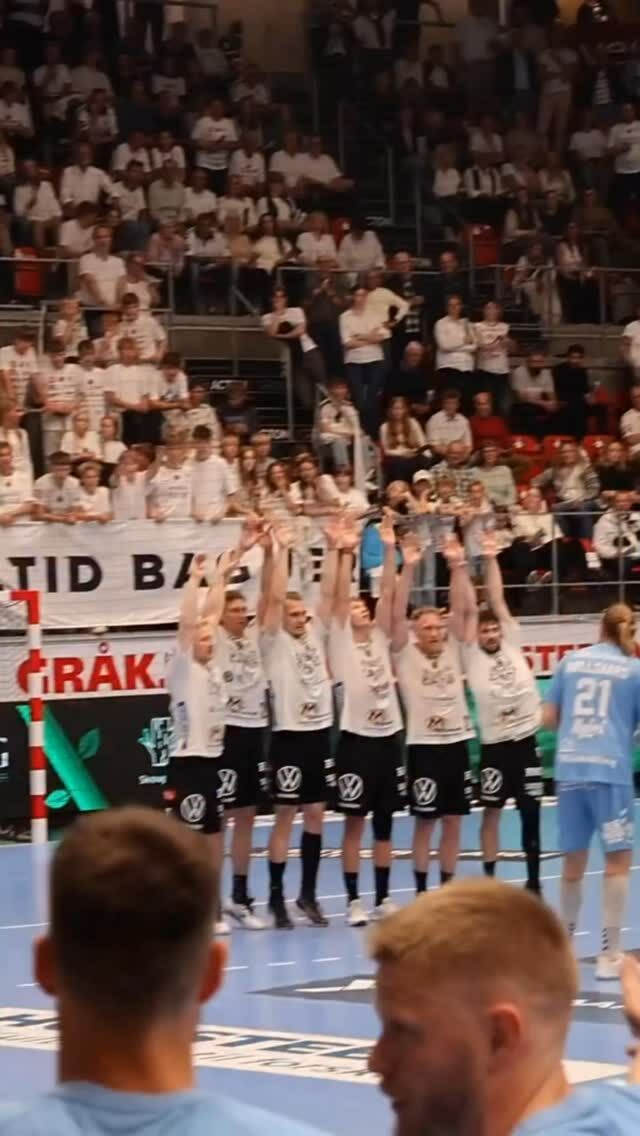 Se retirará este verano pero @henrikmllgrd todavía tiene tela que cortar. ¡BOOOOM! 🚀🚀

🎥@aalborghaandbold 

#BalonmanoActual #HandballWorld #handballpassion #instasport #ehf #beachhandball #training #handball #handballplayer #handballteam #handballworld #ehfcl #babyball #handballtime #handboll #hndbl  #active #handballer #handball #handballvideo #sports #handballtime #handballlife #pallamano #handballpic #gameday #handbol  #balonmano #ihf #andebol #andebolfeminino