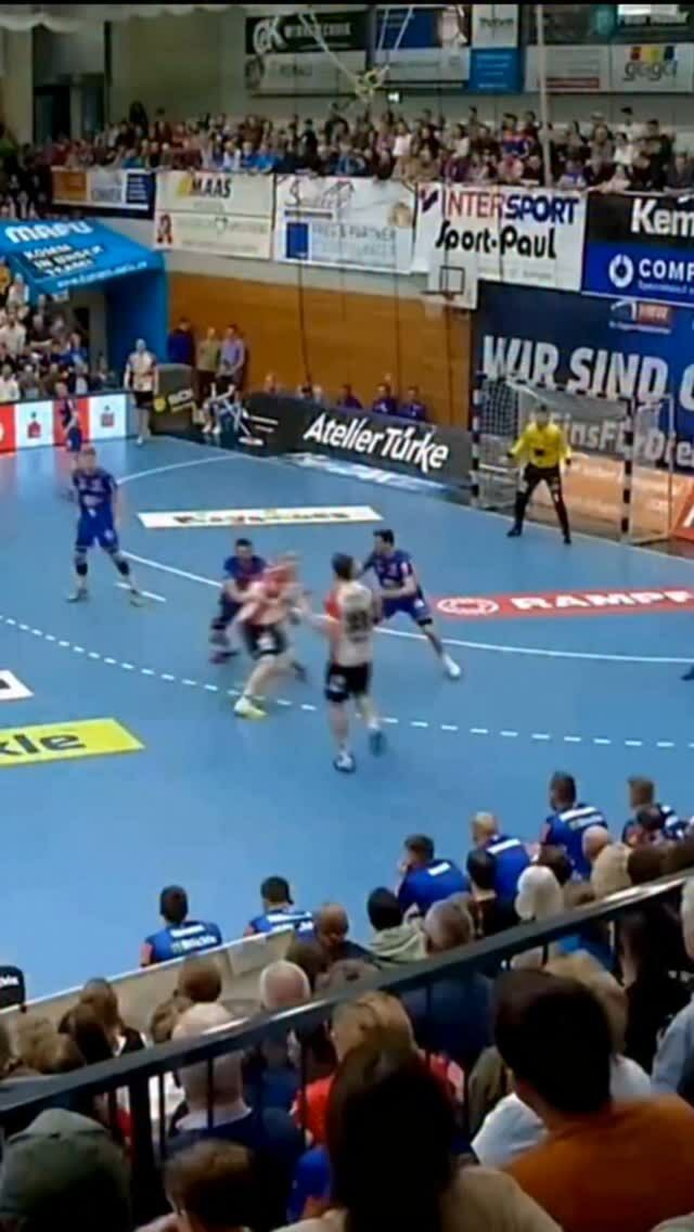 Saca el árbitro que llevas dentro. ¿Qué pitarías aquí? ¡QUÉ GOLPE! 🥴

#BalonmanoActual #HandballWorld #handballpassion #instasport #ehf #beachhandball #training #handball #handballplayer #handballteam #handballworld #ehfcl #babyball #handballtime #handboll #hndbl  #active #handballer #handball #handballvideo #sports #handballtime #handballlife #pallamano #handballpic #gameday #handbol  #balonmano #ihf #andebol #andebolfeminino