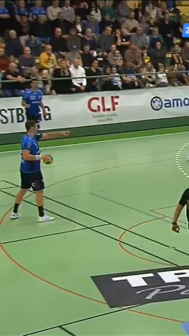 La vida del portero a veces no es sencilla... ¡QUÉ DOLOR! 😵‍💫😵

🎥@avkast_handbollspodden

#BalonmanoActual #HandballWorld #handballpassion #instasport #ehf #beachhandball #training #handball #handballplayer #handballteam #handballworld #ehfcl #babyball #handballtime #handboll #hndbl  #active #handballer #handball #handballvideo #sports #handballtime #handballlife #pallamano #handballpic #gameday #handbol  #balonmano #ihf #andebol #andebolfeminino