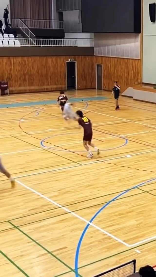 Saque rápido, colgada y gol por la espalda. ¿Habías visto un golazo igual de rápido? ¡BRUTAL!

#BalonmanoActual #HandballWorld #handballpassion #instasport #ehf #beachhandball #training #handball #handballplayer #handballteam #handballworld #ehfcl #babyball #handballtime #handboll #hndbl  #active #handballer #handball #handballvideo #sports #handballtime #handballlife #pallamano #handballpic #gameday #handbol  #balonmano #ihf #andebol #andebolfeminino