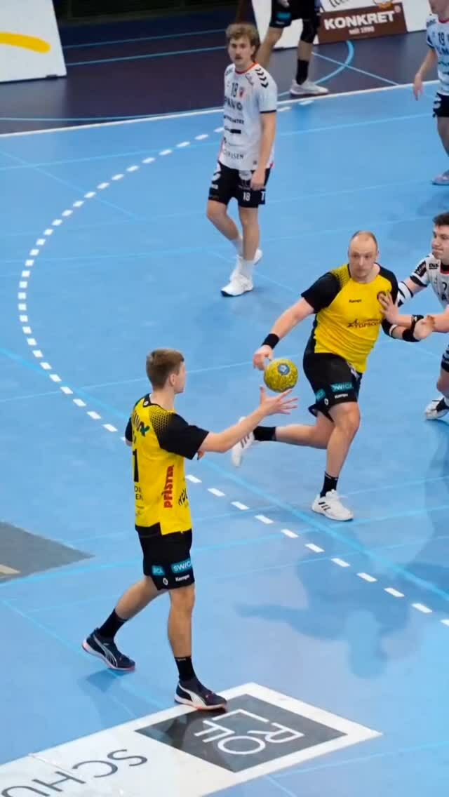 La vida del pivote a veces es más dura de lo que parece... ¡QUÉ DOLOR! 🤯

🎥@zeltnersports

#BalonmanoActual #HandballWorld #handballpassion #instasport #ehf #beachhandball #training #handball #handballplayer #handballteam #handballworld #ehfcl #babyball #handballtime #handboll #hndbl  #active #handballer #handball #handballvideo #sports #handballtime #handballlife #pallamano #handballpic #gameday #handbol  #balonmano #ihf #andebol #andebolfeminino