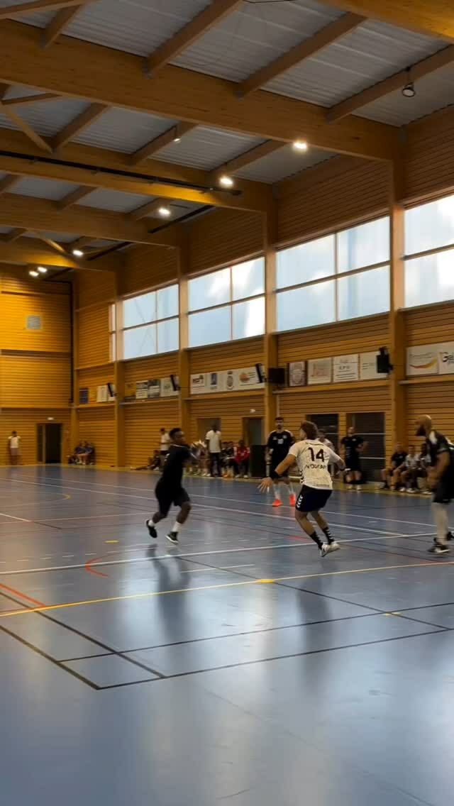 ¿Le faltó algo por hacer? Menudo golazo. ¡JUGON!

🎥@sarrebourgmosellesudhandball

#BalonmanoActual #HandballWorld #handballpassion #instasport #ehf #beachhandball #training #handball #handballplayer #handballteam #handballworld #ehfcl #babyball #handballtime #handboll #hndbl  #active #handballer #handball #handballvideo #sports #handballtime #handballlife #pallamano #handballpic #gameday #handbol  #balonmano #ihf #andebol #andebolfeminino