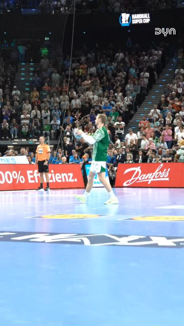 Los buenos jugadores también fallan a veces. Dónde puso la pierna @andi_jo_wo. ¡BRUTAL!

🎥@dynhandball

#BalonmanoActual #HandballWorld #handballpassion #instasport #ehf #beachhandball #training #handball #handballplayer #handballteam #handballworld #ehfcl #babyball #handballtime #handboll #hndbl  #active #handballer #handball #handballvideo #sports #handballtime #handballlife #pallamano #handballpic #gameday #handbol  #balonmano #ihf #andebol #andebolfeminino