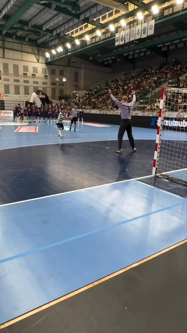 Una parada que vale una Supercopa Ibérica. La intervención de @viktorhallgrimsson certificó la victoria del @fcbhandbol. ¡PARADÓN!

🎥@rfebalonmano

#BalonmanoActual #HandballWorld #handballpassion #instasport #ehf #beachhandball #training #handball #handballplayer #handballteam #handballworld #ehfcl #babyball #handballtime #handboll #hndbl  #active #handballer #handball #handballvideo #sports #handballtime #handballlife #pallamano #handballpic #gameday #handbol  #balonmano #ihf #andebol #andebolfeminino