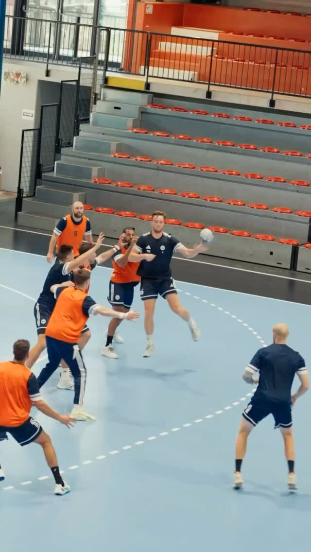 ¿Cuál era su intención, marcar o asistir? ¡VAYA PASE! 😅🤣

🎥@tremblayhandball

#BalonmanoActual #HandballWorld #handballpassion #instasport #ehf #beachhandball #training #handball #handballplayer #handballteam #handballworld #ehfcl #babyball #handballtime #handboll #hndbl  #active #handballer #handball #handballvideo #sports #handballtime #handballlife #pallamano #handballpic #gameday #handbol  #balonmano #ihf #andebol #andebolfeminino