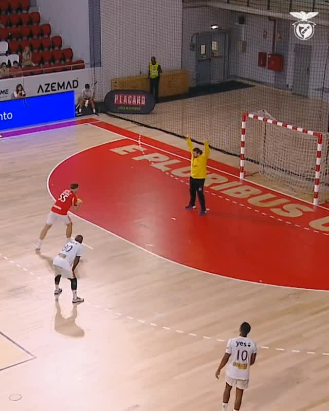 Acaba de llegar a Lisboa y la afición ya disfruta de sus trucos. Menuda genialidad de @mikitavailupau. ¡JUGÓN!

🎥@modalidadesslb

#BalonmanoActual #HandballWorld #handballpassion #instasport #ehf #beachhandball #training #handball #handballplayer #handballteam #handballworld #ehfcl #babyball #handballtime #handboll #hndbl  #active #handballer #handball #handballvideo #sports #handballtime #handballlife #pallamano #handballpic #gameday #handbol  #balonmano #ihf #andebol #andebolfeminino
