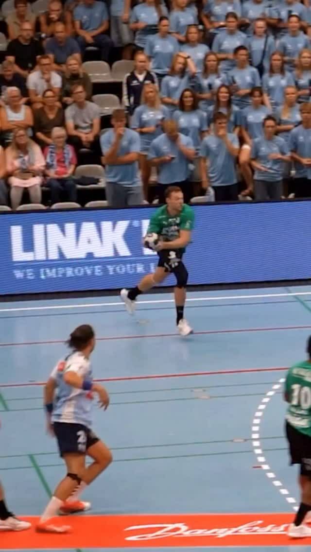 Cómo gustan los extremos habilidosos. ¡GOLAZO! 🤤

🎥@skjernhaandboldofficiel

#BalonmanoActual #HandballWorld #handballpassion #instasport #ehf #beachhandball #training #handball #handballplayer #handballteam #handballworld #ehfcl #babyball #handballtime #handboll #hndbl  #active #handballer #handball #handballvideo #sports #handballtime #handballlife #pallamano #handballpic #gameday #handbol  #balonmano #ihf #andebol #andebolfeminino