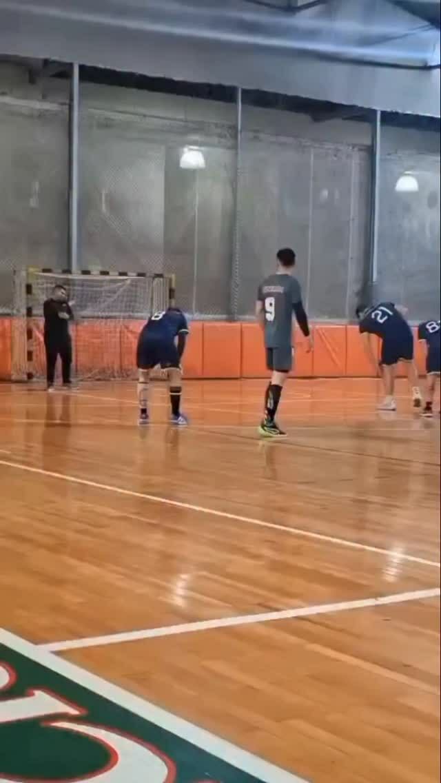 Directo a la cara, sin amagos. ¡QUÉ DOLOR! 😵‍💫😵

#BalonmanoActual #HandballWorld #handballpassion #instasport #ehf #beachhandball #training #handball #handballplayer #handballteam #handballworld #ehfcl #babyball #handballtime #handboll #hndbl  #active #handballer #handball #handballvideo #sports #handballtime #handballlife #pallamano #handballpic #gameday #handbol  #balonmano #ihf #andebol #andebolfeminino