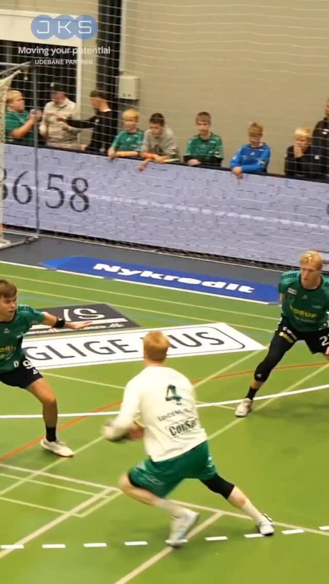 Media vuelta y definición con mucha clase. Qué acción. ¡GOLAZO!

@skjernhaandboldofficiel

#BalonmanoActual #HandballWorld #handballpassion #instasport #ehf #beachhandball #training #handball #handballplayer #handballteam #handballworld #ehfcl #babyball #handballtime #handboll #hndbl  #active #handballer #handball #handballvideo #sports #handballtime #handballlife #pallamano #handballpic #gameday #handbol  #balonmano #ihf #andebol #andebolfeminino