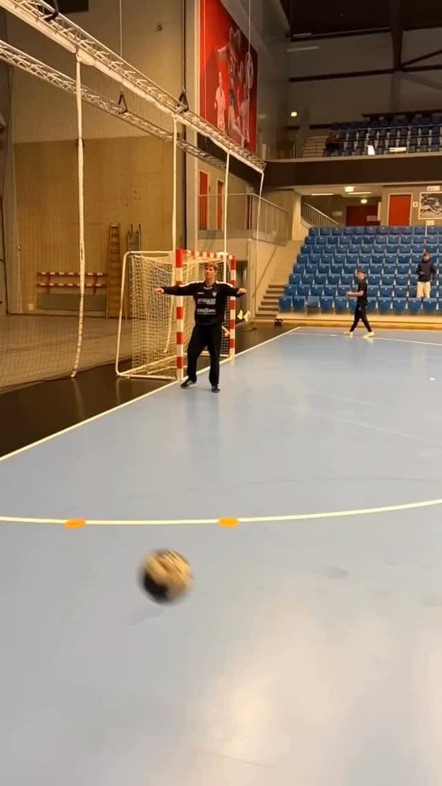 ¿Serías capaz de hacerlo? Menuda genialidad. ¡JUGÓN! 🤹🏻

@ribeesbjerghh

#BalonmanoActual #HandballWorld #handballpassion #instasport #ehf #beachhandball #training #handball #handballplayer #handballteam #handballworld #ehfcl #babyball #handballtime #handboll #hndbl  #active #handballer #handball #handballvideo #sports #handballtime #handballlife #pallamano #handballpic #gameday #handbol  #balonmano #ihf #andebol #andebolfeminino