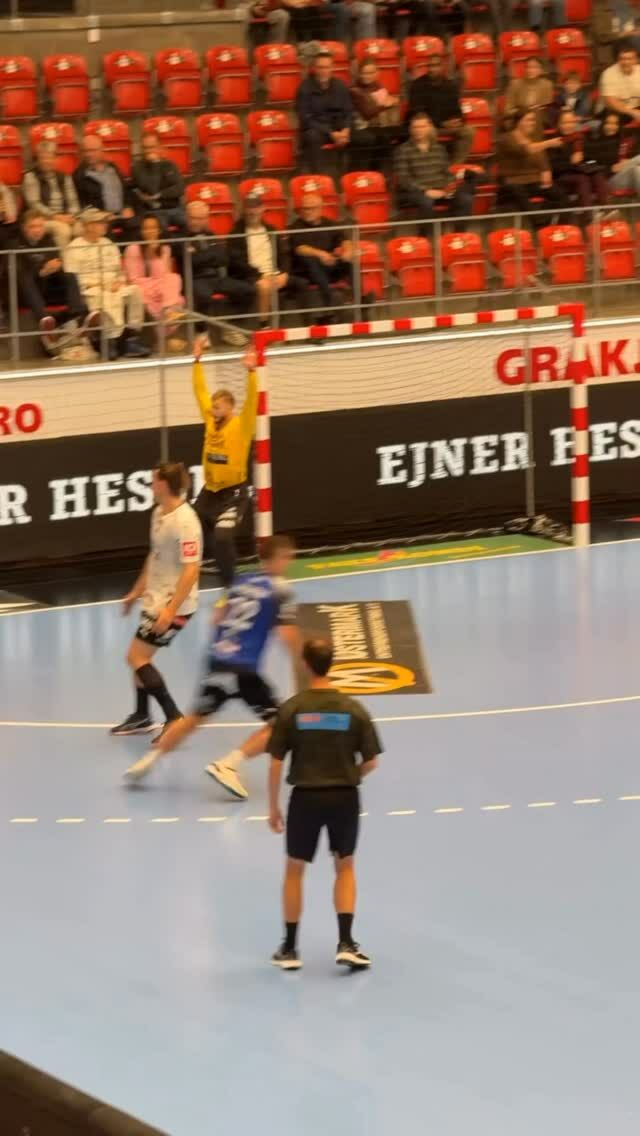 Parecía que iba a acabar en un golazo pero... ¡PARADÓN!

@tthholstebro

#BalonmanoActual #HandballWorld #handballpassion #instasport #ehf #beachhandball #training #handball #handballplayer #handballteam #handballworld #ehfcl #babyball #handballtime #handboll #hndbl  #active #handballer #handball #handballvideo #sports #handballtime #handballlife #pallamano #handballpic #gameday #handbol  #balonmano #ihf #andebol #andebolfeminino