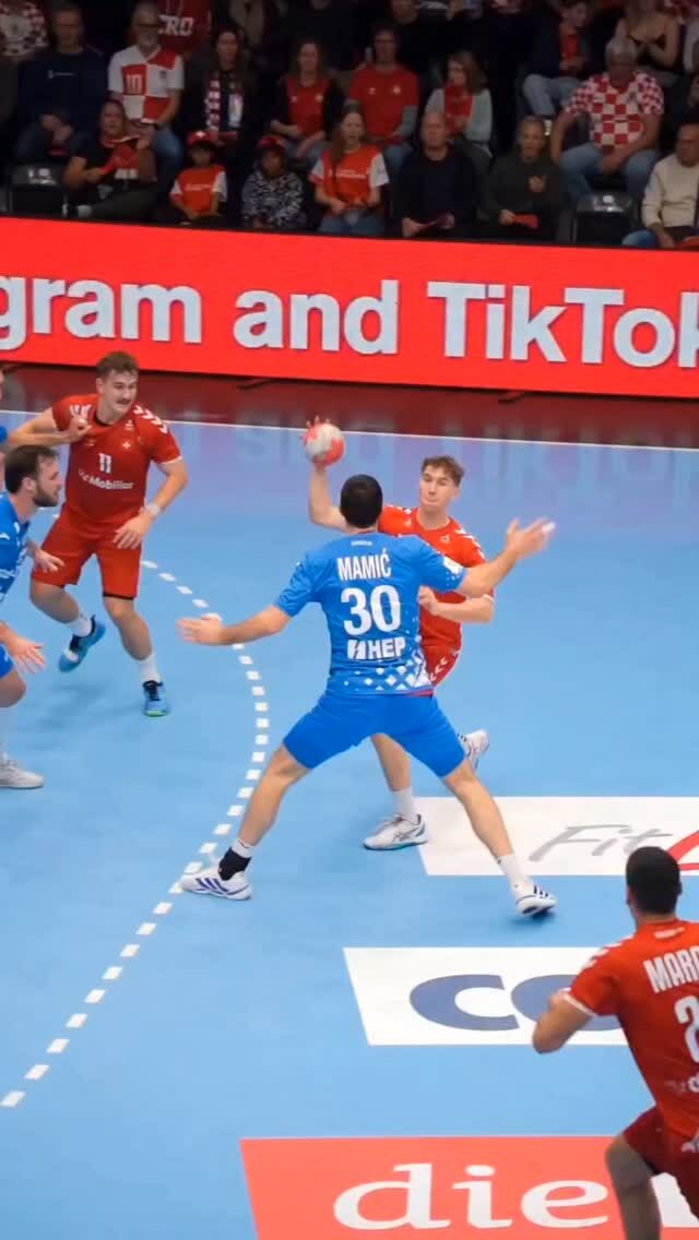 El recurso de @noam.leopold para marcar un roscón 😵‍💫. ¡JUGÓN!

@zeltnersports

#BalonmanoActual #HandballWorld #handballpassion #instasport #ehf #beachhandball #training #handball #handballplayer #handballteam #handballworld #ehfcl #babyball #handballtime #handboll #hndbl  #active #handballer #handball #handballvideo #sports #handballtime #handballlife #pallamano #handballpic #gameday #handbol  #balonmano #ihf #andebol #andebolfeminino