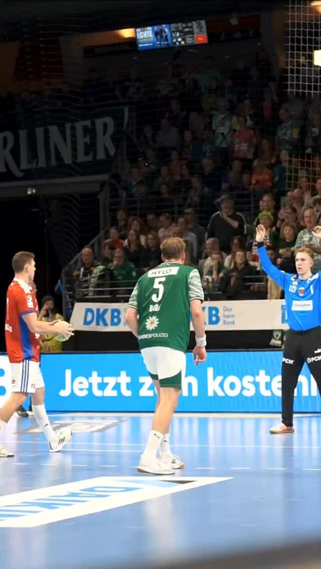 La cámara lenta... 🤤😍. ¡QUÉ GOLAZO!

@timon_sellmer

#BalonmanoActual #HandballWorld #handballpassion #instasport #ehf #beachhandball #training #handball #handballplayer #handballteam #handballworld #ehfcl #babyball #handballtime #handboll #hndbl  #active #handballer #handball #handballvideo #sports #handballtime #handballlife #pallamano #handballpic #gameday #handbol  #balonmano #ihf #andebol #andebolfeminino